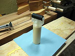 Glue bottle with roller