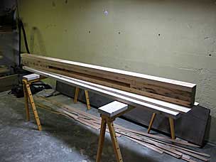 Front workbench top section with recess for sliding vise guide