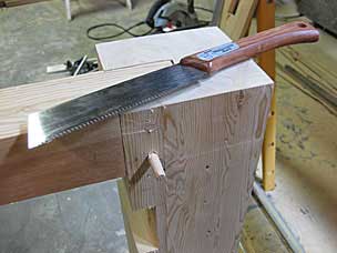 Trimming pegs with kugihiki flush-cutting saw