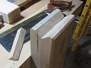 V-shaped channel in sliding vise base