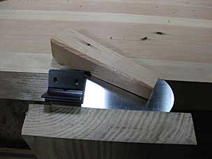 Chamfering corners on parallel guide pin handle