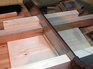 Cutting leg for sawbench with miter box