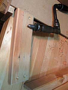 Sawbench stretcher with countersinks for screws