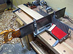 Crosscutting board for top tool chest tray floor