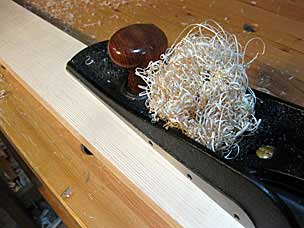 Planing maple with toothed blade in jointer plane